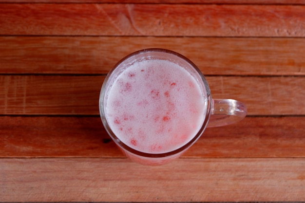 Gachas de sagú en un vaso sobre un fondo de madera