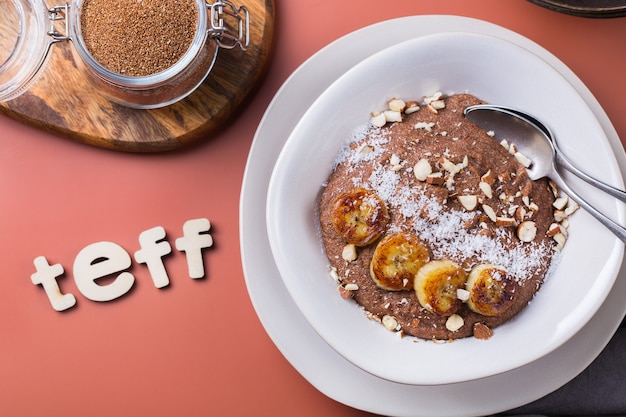 Gachas de teff con cobertura de plátano para el desayuno