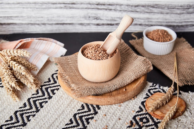 Gachas de trigo sarraceno crudo Preparación para cocinar Superalimento saludable Desayuno estético materiales de cubiertos naturales