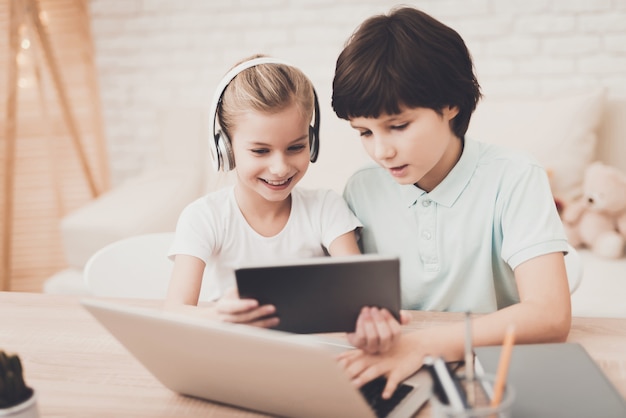 Gadget Addiction Boy and Girl Play juegos de computadora