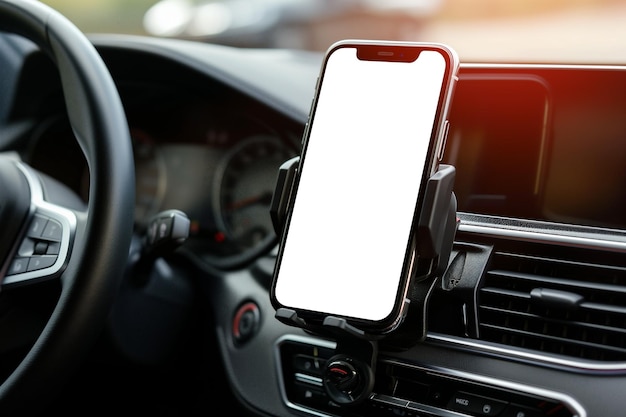 Gadget de dispositivo smartphone moderno montado en el soporte del teléfono en el salpicadero del coche