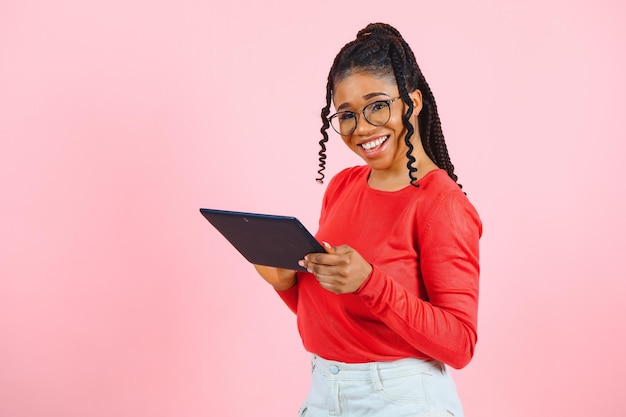 Gadget legal Garota interessada usando tablet digital em fundo rosa