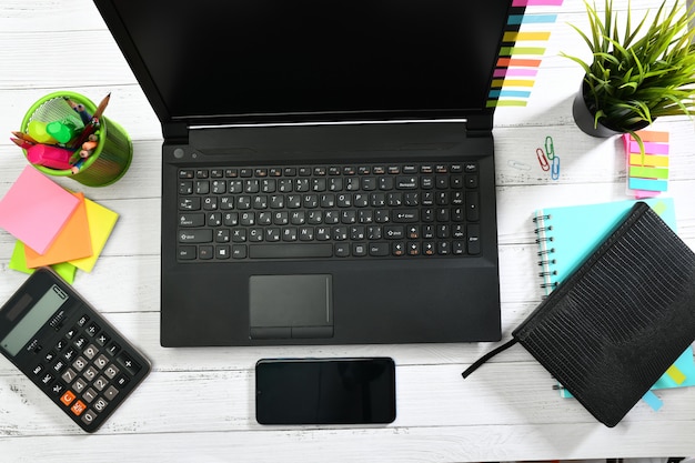 Gadgets y cuadernos sobre una mesa blanca