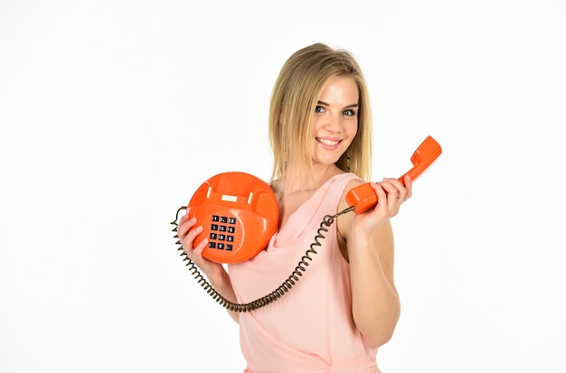 Gadgets desatualizados. ligue para o escritório de negócios. adorável mulher interlocutora. conceito de interlocutor. secretária antiquada. garota feliz falando de telefone retro. interlocutor brincalhão. o administrador atende o telefone.