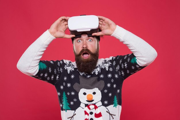 Gadgets review Techno blogger Barbudo hipster play game vr Feliz natal Jogos cibernéticos Realização virtual Tecnologias futuras Vida virtual Homem comemora o natal dispositivo de realidade virtual