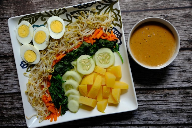 Gado-gado é uma salada indonésia de legumes e ovos crus, ligeiramente cozidos, escaldados ou cozidos no vapor.