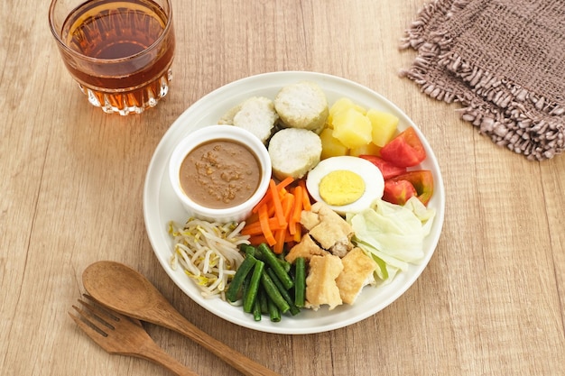 Gado Gado, ensalada de verduras tradicional indonesia con salsa de maní, pastel de arroz, tofu y huevo