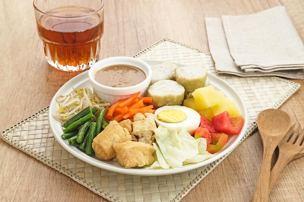 Gado Gado, ensalada de verduras tradicional indonesia con salsa de maní, pastel de arroz, tofu y huevo