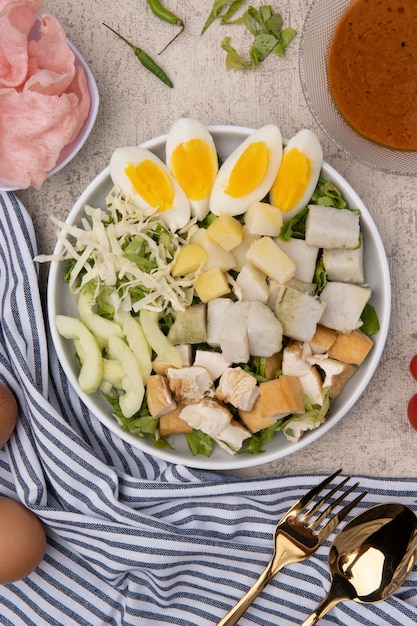 gado gado es una ensalada indonesia de verduras blanqueadas o al vapor ligeramente hervidas