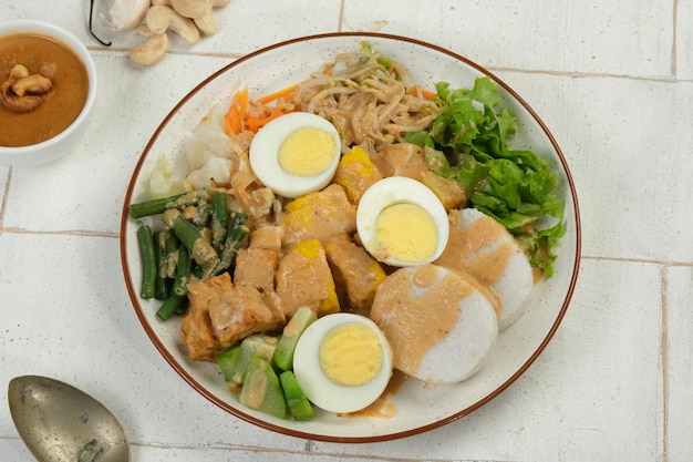 Gado Gado Indonésia Mezcla verduras ensalada de verduras hervidas o al vapor servidas con salsa de maní