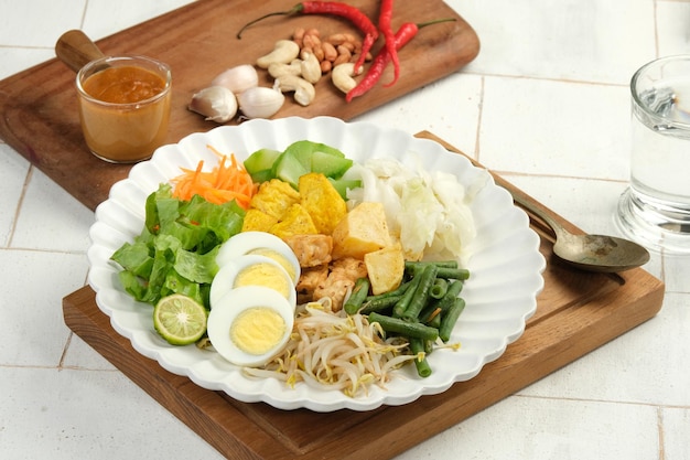 Gado Gado indonesio Mezcla verduras ensalada de verduras hervidas o al vapor servida con salsa de maní