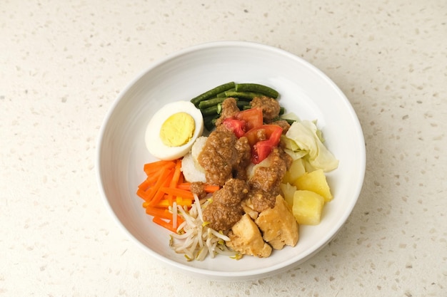 Gado Gado, salada de legumes tradicional indonésia com molho de amendoim, bolo de arroz, tofu e ovo