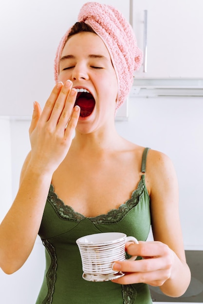 Gähnen am frühen Morgen mit der Hand bedecken