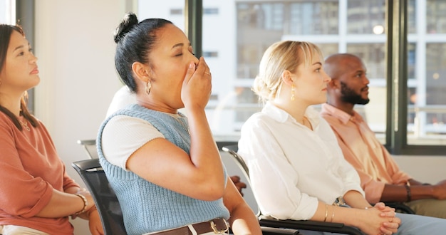 Foto gähnende müde oder frauen in der büropräsentation digitales marketingtraining oder werbeausbildung für worker branding gelangweilt, erschöpft oder müdigkeit für kreative designer der vielfalt im tech-workshop