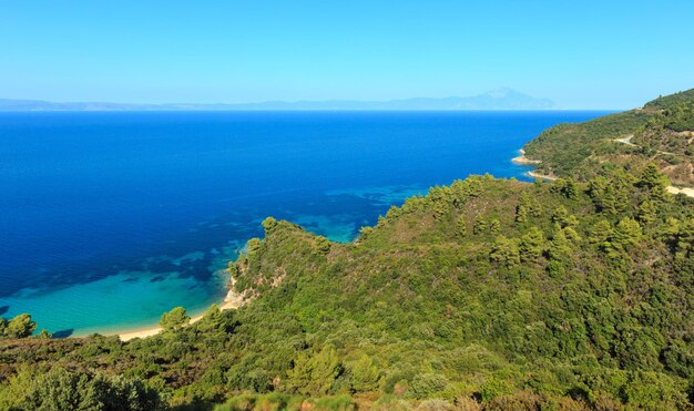 Ägäis-Küstenlandschaft mit der Halbinsel des Berges Athos im Nebel (Chalkidiki, Griechenland).