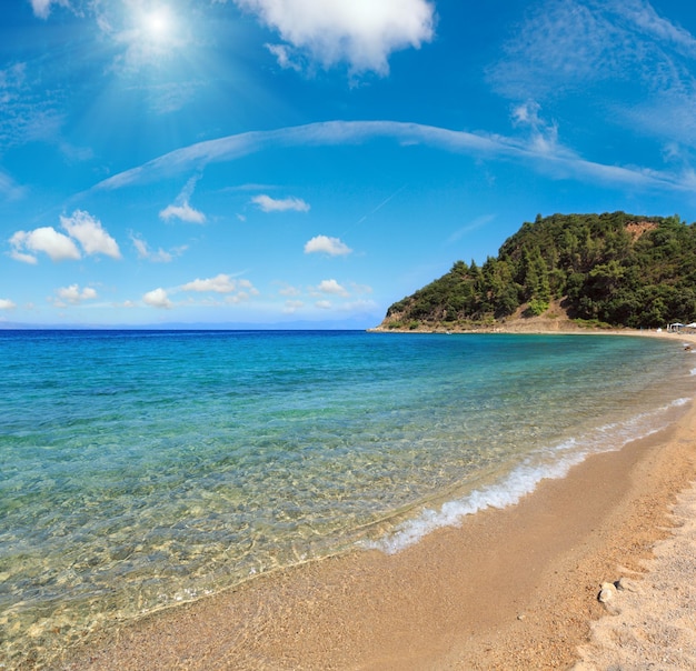 Ägäische Küste sonnige Landschaft, Blick vom Sandstrand (Chalkidiki, Griechenland). Zwei Schüsse nähen hochauflösendes Bild.