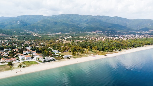 Ägäische Seeküste mit langem Strand, Gebäuden, Asprovalta, Griechenland
