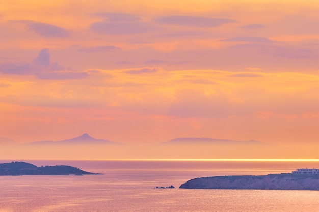 Ägäisches Meer mit Blick auf die Inseln auf Sonnenuntergang