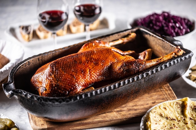 Gänseschmaus und Gänsebraten im Ofen auf der festlich gedeckten Tafel