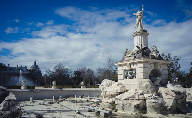 Gärten der Stadt Aranjuez in Spanien. Steinpalast und wunderschöne Herbstlandschaften mit wunderschönen Brunnen und mythologischen Figuren