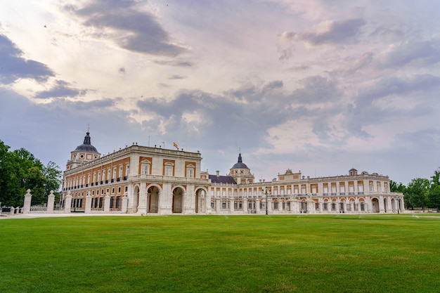 Gärten und Königspalast von Aranjuez an bewölktem Tag bei Sonnenuntergang