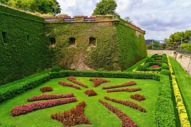 Gärten und Mauer des Schlosses Montjuic auf dem gleichnamigen Hügel in Barcelona, Spanien