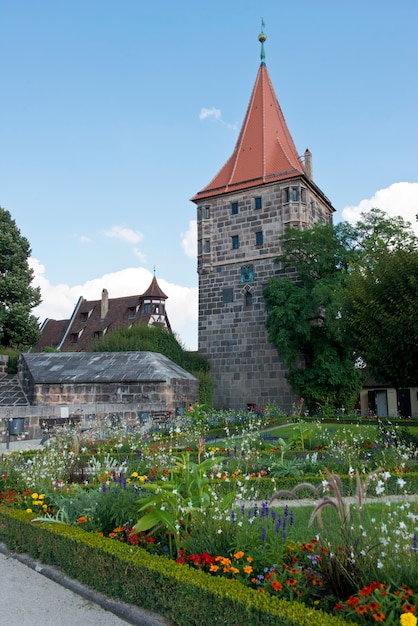 Gärten und mittelalterlicher Turm in Nürnberg