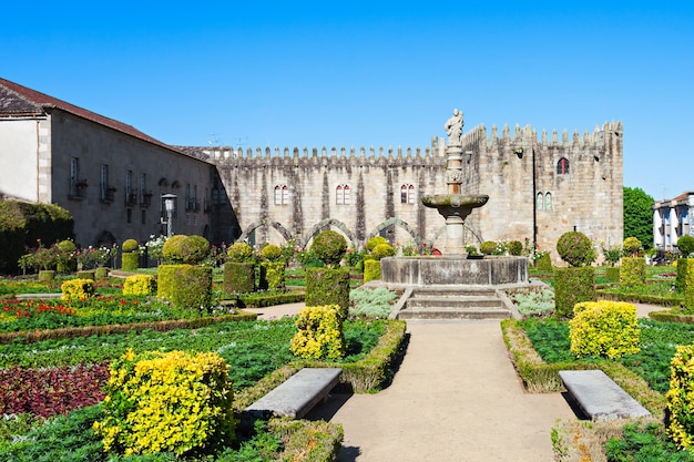 Gärten von Santa Barbara mit Schloss von Braga, Portugal