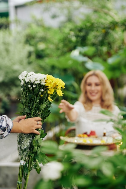 Gärtner bringt Blumenstrauß