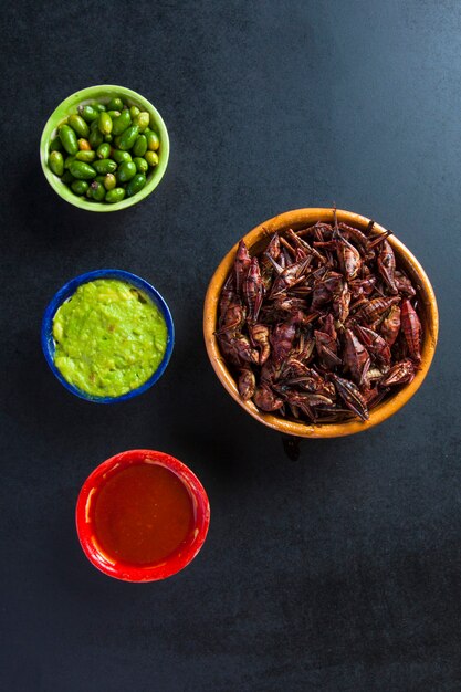 Foto gafanhotos chapulines snack. comida tradicional mexicana
