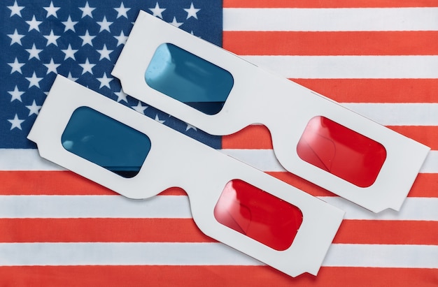 Gafas 3D anaglifo en la bandera de Estados Unidos. éxito de taquilla de hollywood