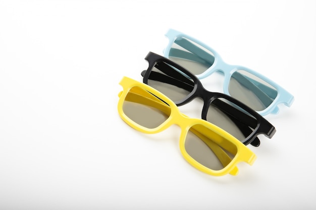 Gafas 3D de colores aislados sobre fondo blanco