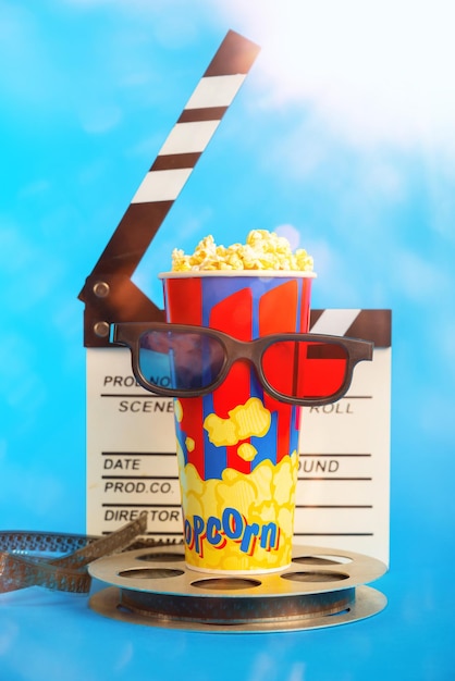 Foto las gafas 3d de popcorn y el carrete de película sobre fondo azul diseño de collage