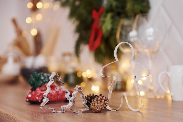 Gafas y adornos navideños en la habitación. Guirnaldas y luces brillantes.