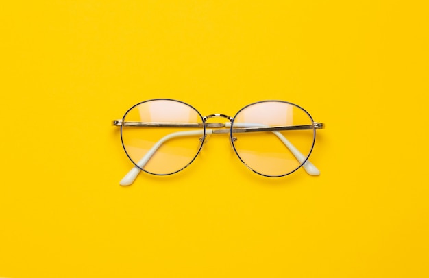 Gafas aisladas en amarillo