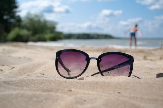 Gafas en la arena