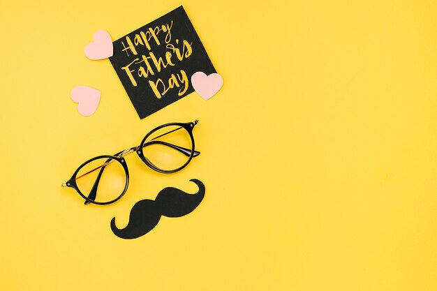 Gafas con bigote de papel negro y tarjeta de felicitación.