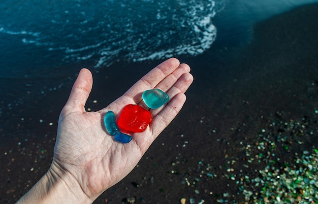 Foto gafas de colores en el mar exótico