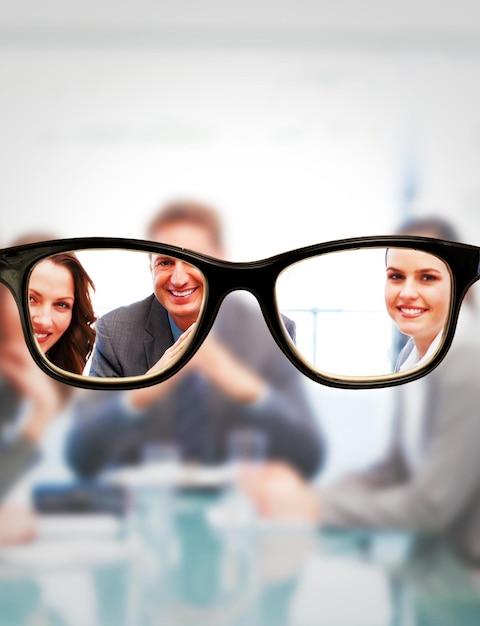 Foto gafas contra el retrato de un gerente positivo con su equipo