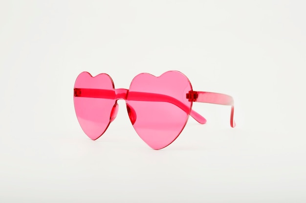 Gafas de corazón de lado sobre fondo claro