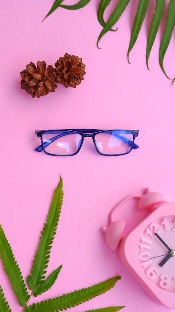 Gafas cuadradas en la foto de estilo minimalista veraniego sobre un fondo rosa pastel.