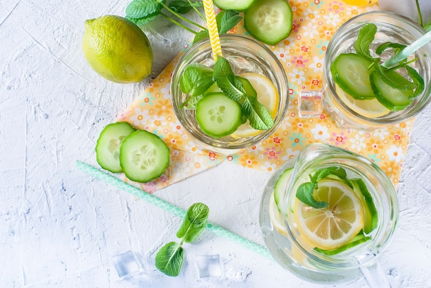 Gafas con detox fresco de pepino orgánico, limón y agua de menta.