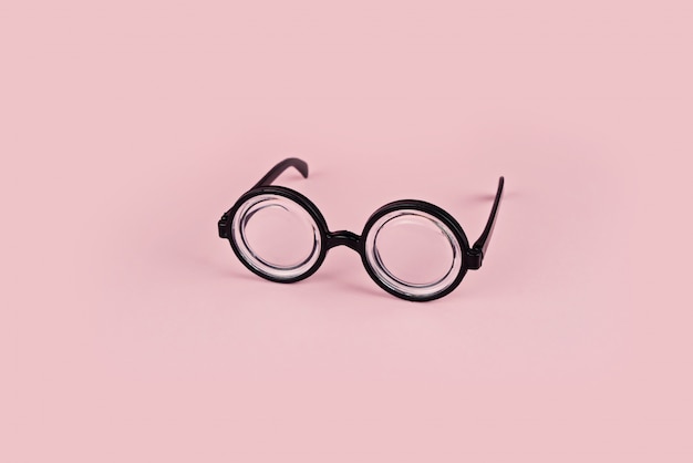 Gafas divertidas con gafas redondas sobre fondo rosa