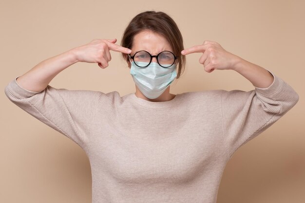 Gafas empañadas de la máscara. Evite tocar la cara, Prevención del coronavirus, Protección.