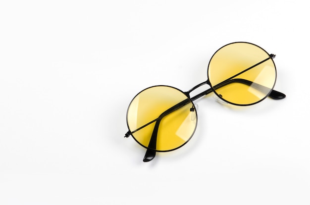 Gafas de estilo amarillo aisladas