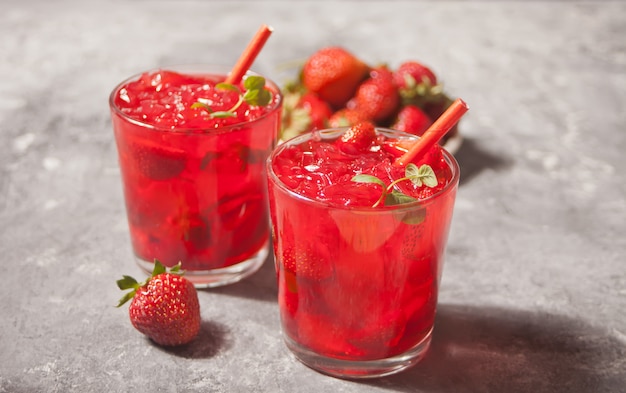 Foto gafas con fresas caseras frescas, té helado o cóctel, limonada con menta.