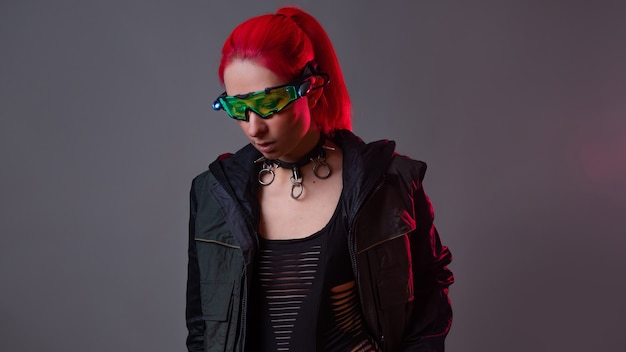 Gafas futuristas con retroiluminación y un dispositivo de realidad aumentada.