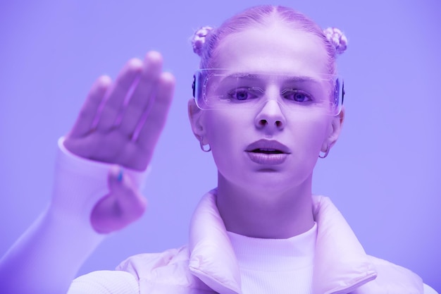 Gafas inteligentes y concepto de realidad aumentada mujer con gafas modernas con pantalla futurista