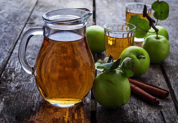 Gafas con jugo de manzana en la mesa de madera. Enfoque selectivo