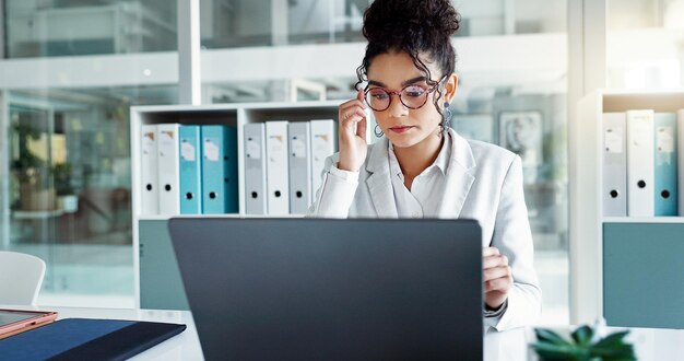 Gafas de lectura portátil y mujer profesional abogada o abogado del gobierno comprobar la retroalimentación gafas de investigación corporativa y abogado de negocios análisis de desarrollo de proyecto legal o informe